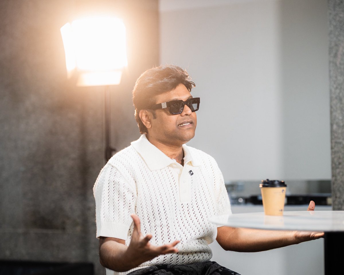 malikstreams's tweet photo. The exclusive interview with Harris Jayaraj on RAAGA &amp; Astro, hosted by duo Ahila &amp; Suresh, gave fans a rare peek into the magic behind the music — from sound design to soul-touching melodies. 🎧💬

Brought to you by @msgold.my⚜

Photos by: @dhivager

#HeartsofHarris https://t.co/tdDSjkOpld