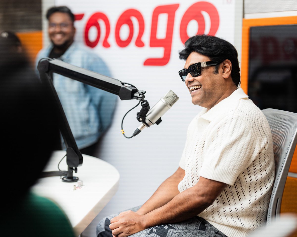 malikstreams's tweet photo. The exclusive interview with Harris Jayaraj on RAAGA &amp; Astro, hosted by duo Ahila &amp; Suresh, gave fans a rare peek into the magic behind the music — from sound design to soul-touching melodies. 🎧💬

Brought to you by @msgold.my⚜

Photos by: @dhivager

#HeartsofHarris https://t.co/tdDSjkOpld