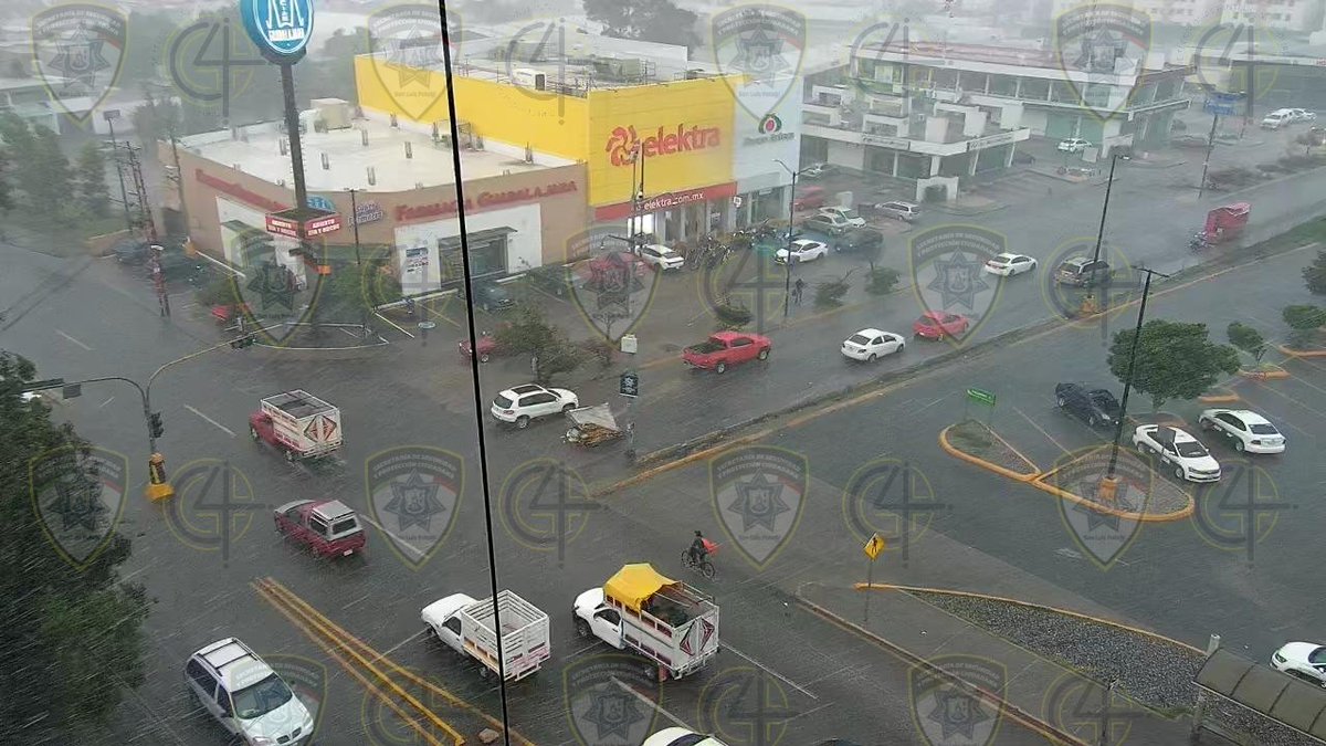 🟡⚫️#ReporteVial #Lluvia 🌧

#AlMomento 

⛔️De manera preventiva se cierra el paso a desnivel de la glorieta Real Inn en la zona poniente de la ciudad por presencia de lluvia. 

🗨Los cuadrantes norte, sur y oriente también presentan lluvia, por lo que se recomienda circular a