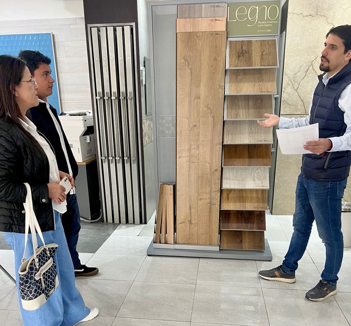 Así presentamos 𝐋𝐄𝐆𝐍𝐎, la nueva generación de pisos flotantes que ya está marcando tendencia 🔝

Mostramos su #innovación en cada detalle: #texturas que imitan la 𝐦𝐚𝐝𝐞𝐫𝐚 con total realismo, #tecnología pensada para la vida real y un estilo que transforma espacios ✨