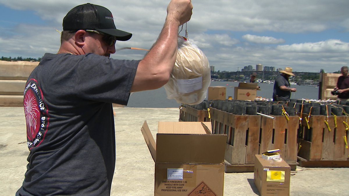 JSimmonsTVNews's tweet image. Crews with @WesternDisplay are loading more than 7,000 pounds of fireworks onto the barge that's sitting in the middle of Lake Union. It all starts tomorrow at 10:20pm! @KOMONews -