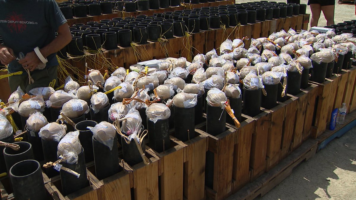 JSimmonsTVNews's tweet image. Crews with @WesternDisplay are loading more than 7,000 pounds of fireworks onto the barge that's sitting in the middle of Lake Union. It all starts tomorrow at 10:20pm! @KOMONews -
