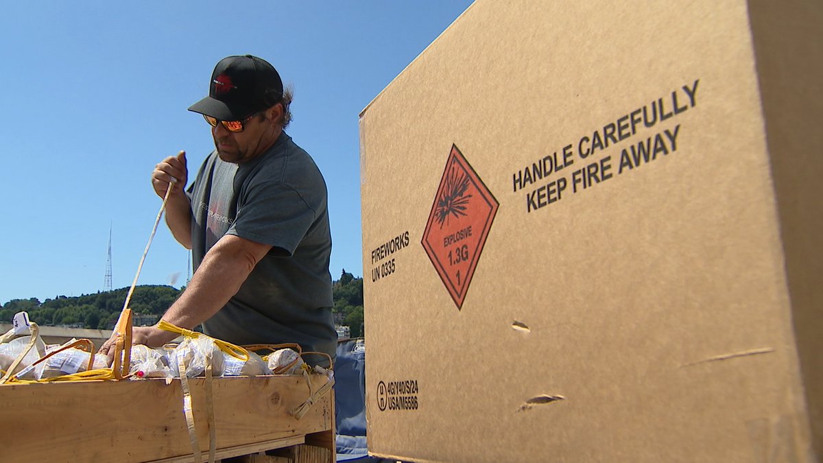 JSimmonsTVNews's tweet image. Crews with @WesternDisplay are loading more than 7,000 pounds of fireworks onto the barge that's sitting in the middle of Lake Union. It all starts tomorrow at 10:20pm! @KOMONews -