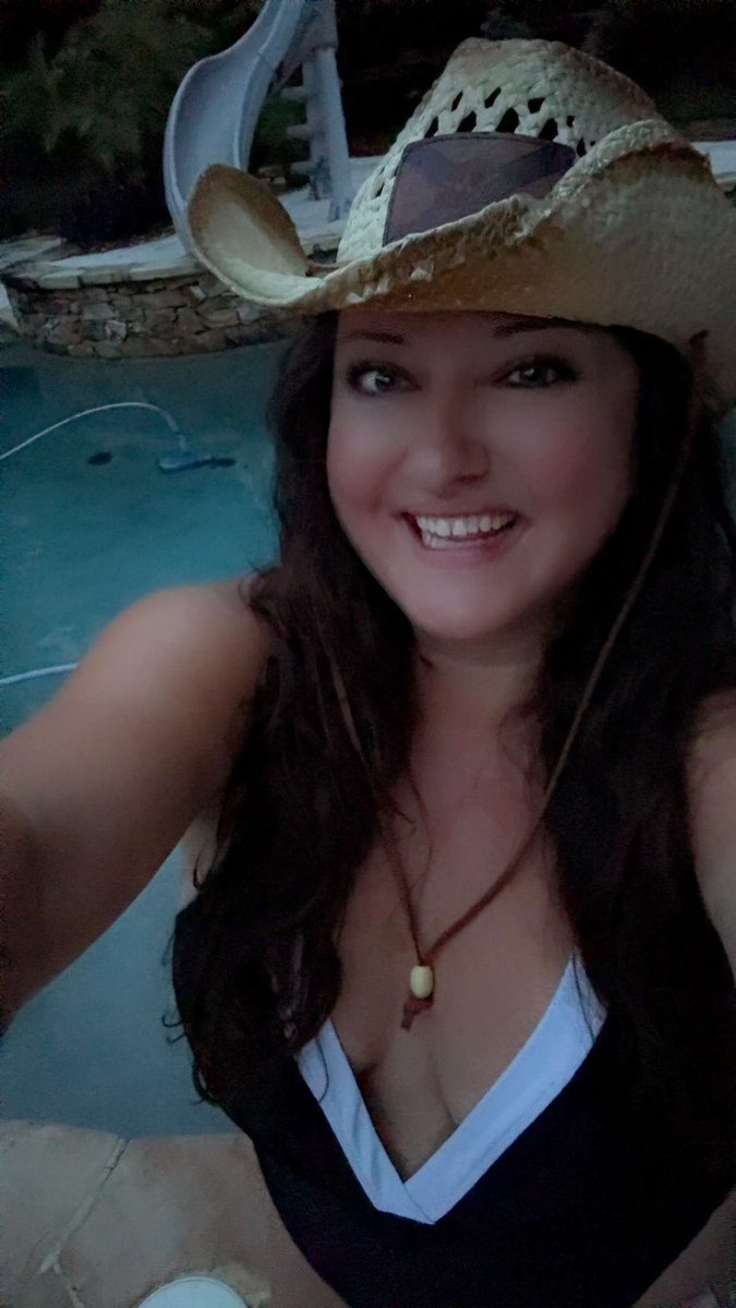 HoofieLife's tweet photo. Obligatory pool selfie. 🤳🥰❤️💅🇺🇸

#mommashouse #geneva #genevafl #fl #smalltown #smalltownusa #hoofie #hoofielife #floridawoman #selfie #weartheswimsuit #yourfloridawoman #america #USA #happybirthday #celebrate #poolnights #dirtroad #chillinonadirtroad 💦🧜‍♀️🥳 https://t.co/qoAYUh78Ju