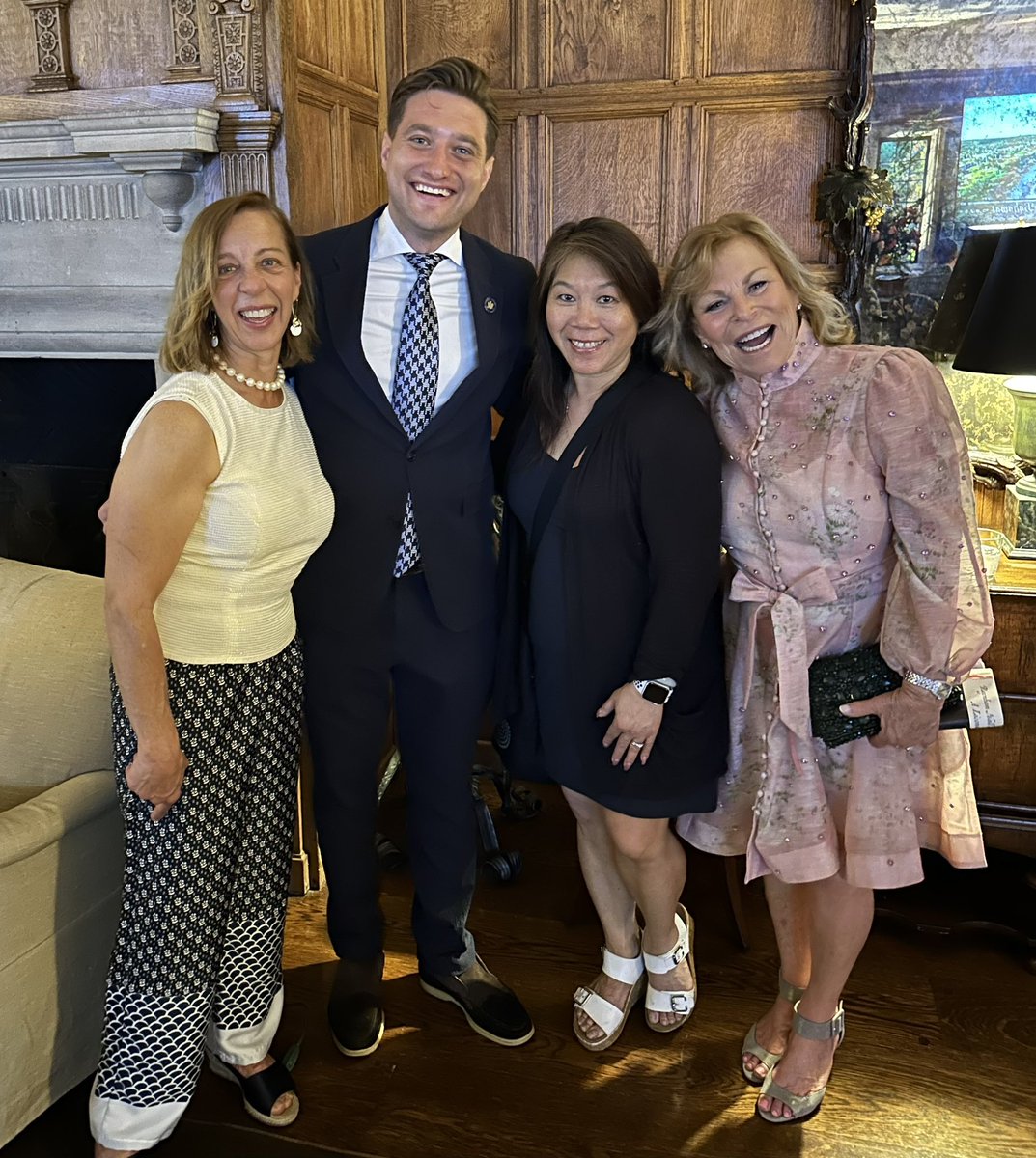 BlumencranzJake's tweet image. It was an unforgettable evening at the Rynwood Estate in Old Brookville for “A License to Quill” with the Friends and Trustees of @RaynhamHall at their annual benefit, honoring @kilmeade, the Roselle Family, and the revolutionary legacy of Raynham Hall Museum.
As someone who…