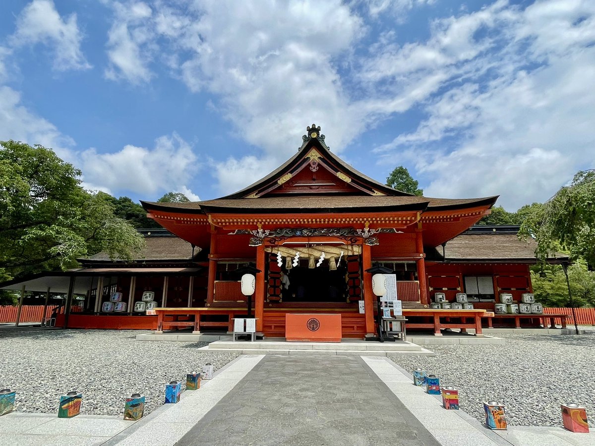 富士山本宮浅間大社にお参り⛩️
本殿前まで行くと太鼓の音が響き渡る🪘
と同時に頭に花枝をさした巫女さんの姿も…

御祭神コノハナノサクヤビメが桜の象徴で
あることから🌸の花を飾っているという

奉納の舞にも出くわし気分もスッキリ晴れやか♪
#富士山本宮浅間大社
#おはようございます