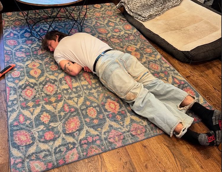 acervohacker's tweet image. um homem DEEEESSSEE tamanho deitadinho no chao igual um nenem