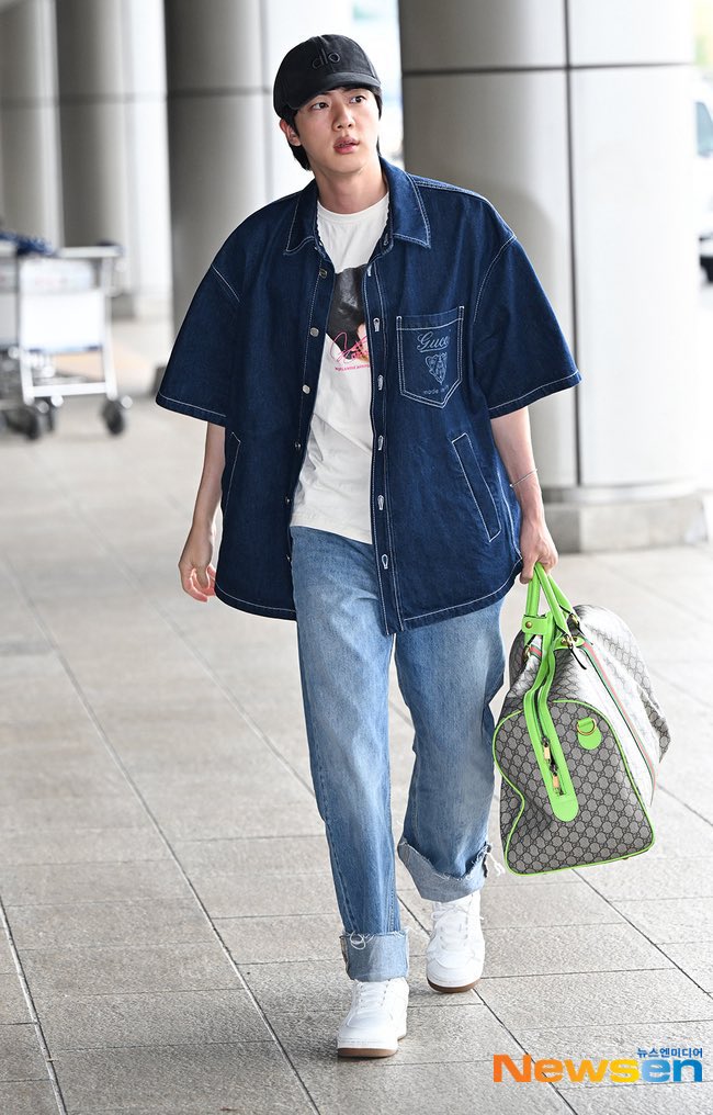 顔Tが諦めきれずソウルまで買いに行ったくせに、LIVE当日会場まで1人で着て行くの恥ずかしいな〜って思ってたんだけど、この人見たらそんな気持ちも吹っ飛んだ🤭
ジンくんのライブを純粋に楽しみたい🩵

#顔T #JIN  
#RUNSEOKJIN_epTOUR 
#RUNSEOKJIN_epTOUR_JAPAN