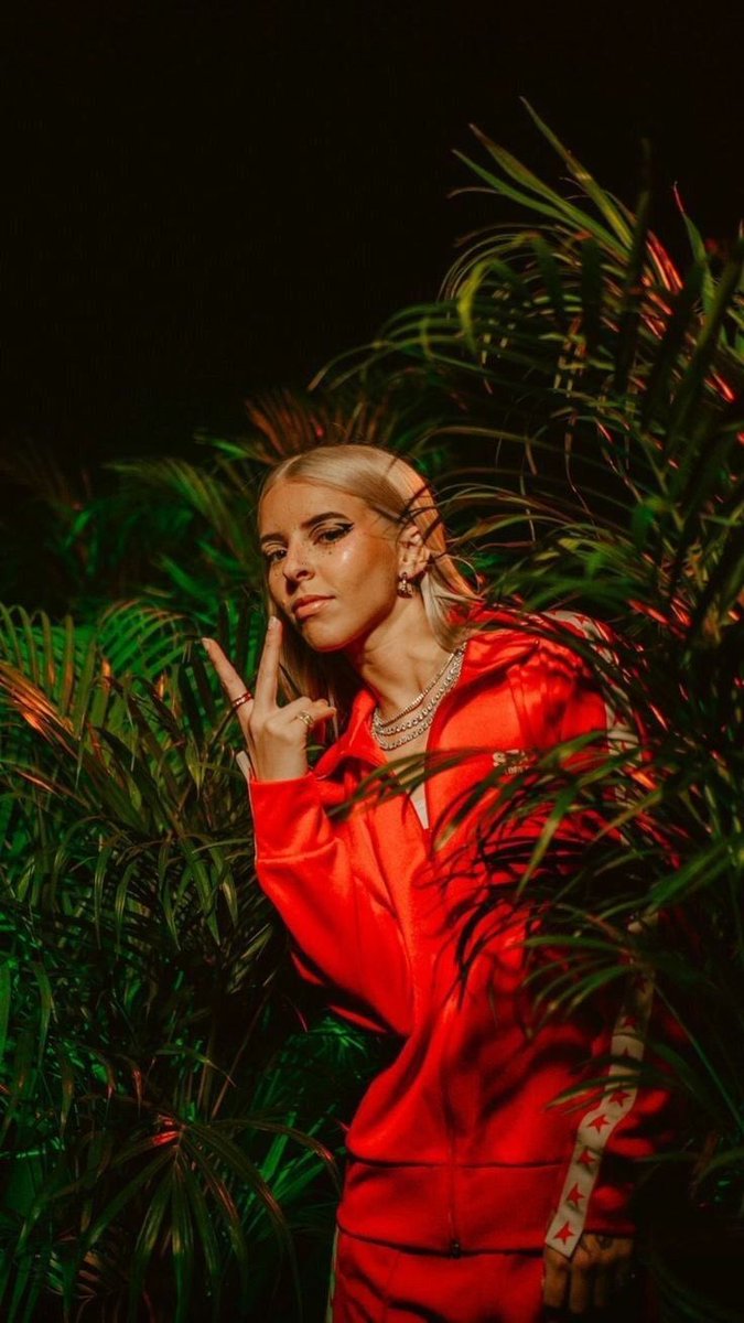 vicky_fcoarg's tweet photo. #juevesdetbt @itsyoungmiko en el videoclip de “Big Booty” 🔥🤩
@FCOYOUNGMIKOARG https://t.co/dvBNO6vgpo