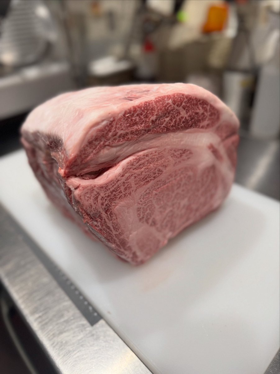 20Asami0714's tweet photo. ドーン‼️
これが松阪牛のリブロース様🥩🔥

とろける脂、濃厚な旨み…
焼いた瞬間、香りでご飯3杯いけます🤤🍚

数量限定でご提供中‼️
特別な一枚、ぜひ味わってください💥

#松阪牛 #炭火焼肉ぶるまる #焼肉好きと繋がりたい #名古屋グルメ https://t.co/uQWSBVrr9q