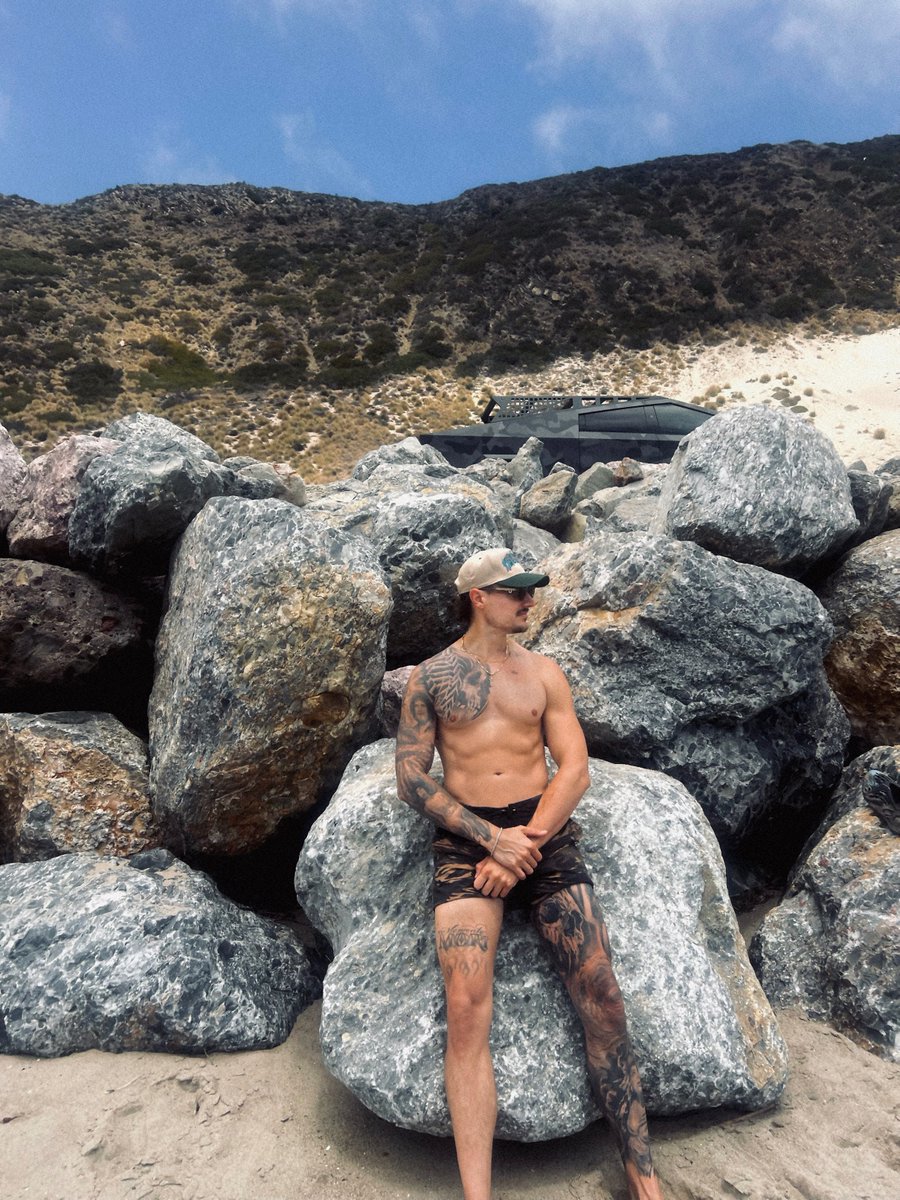 CyberBagChaser's tweet image. Pre–4th of July seaside hang in SoCal. #cybertruck #socal #4thofJuly #beachday
