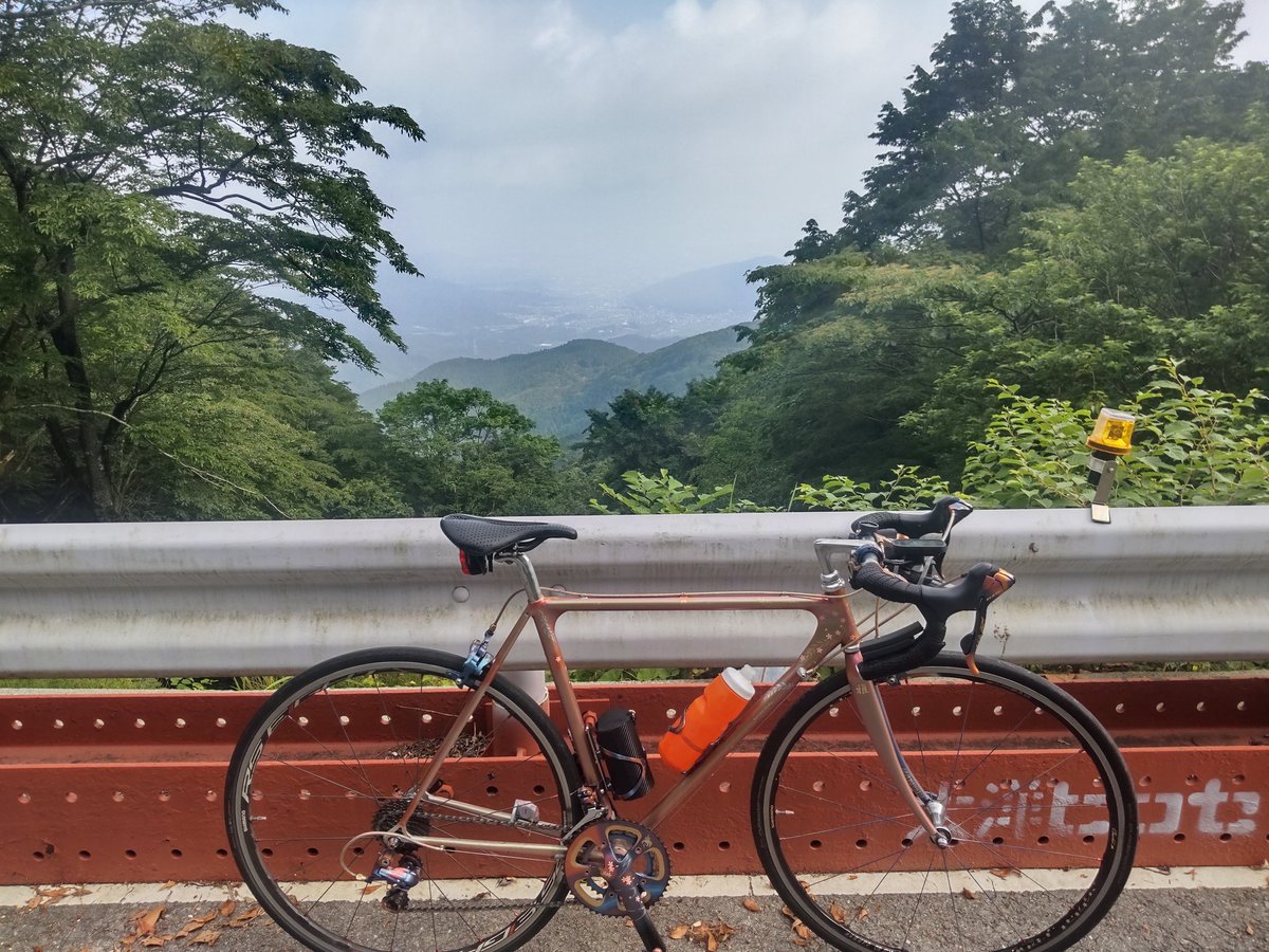 朝活ローディ増えてきた
イングランドからの来訪者
ジャージ、サドルバッグは自前、自転車はレンタル（シカシマサイクル）だそうだ
「重い、暑い」とごねていたが、楽しそう
こういったサービスは全国的に増えてほしい
#脊振山
#ロードバイク