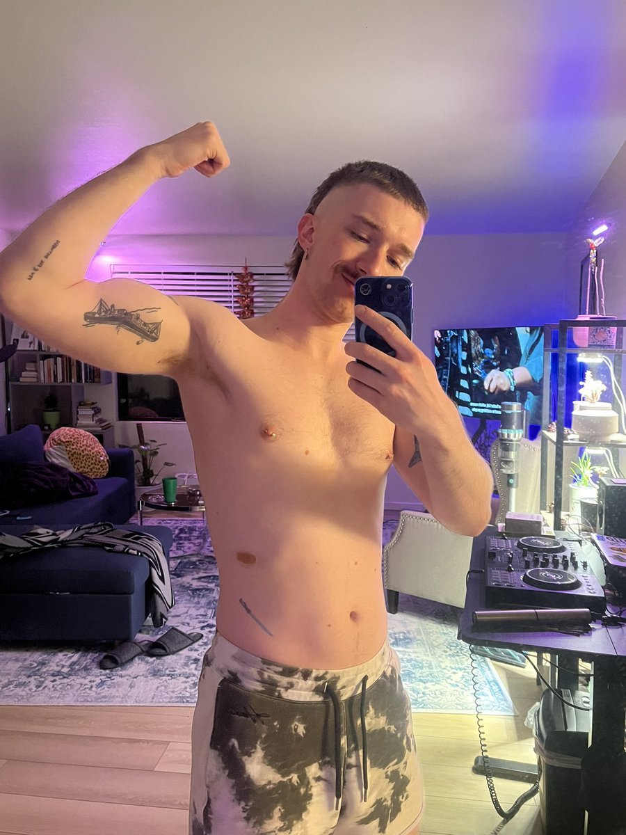 spunkrat_'s tweet photo. Been exercising 💪 who wants to take my shorts off? 😈 https://t.co/viv3CAdtPU
