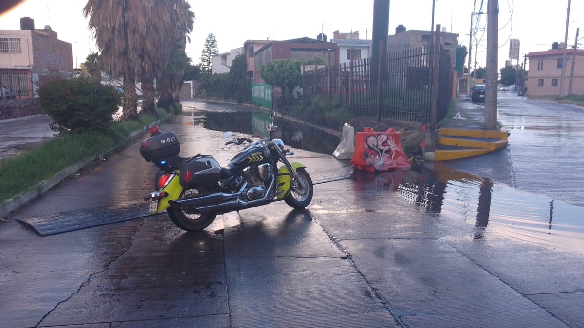 🟡⚫️#ReporteVial #lluvia 🌧

#Actualización 

⛔️Se realiza cierre al paso de vehículos en Río Españita ambas orientaciones por acumulación de agua de lluvia. 

🚧🚓Prevalece cierre vial en desnivel de glorieta Real Inn, tránsito se canaliza a vías alternas hacia Eugenio Garza