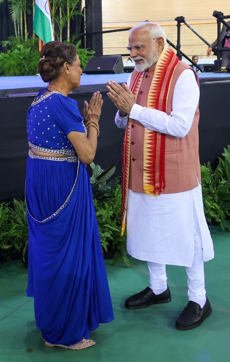 narendramodi's tweet image. Today’s community programme in Port of Spain was made even more special by the distinguished presence of Prime Minister Kamla Persad-Bissessar. I thank her for the kind words and the emphasis on strong India-Trinidad & Tobago friendship. 🇮🇳 🇹🇹