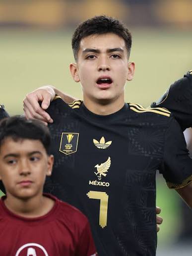 Hola Amigos, hoy quiero comentarles de algo que es muy interesante y muy significativo en la Selección Mexicana.
Independiente del triunfo sobre Honduras y enfrentar a EU 🇺🇸el domingo.
Javier,desde el juego contra Arabia , le dio la oportunidad a un muchacho de 16 años .Gilberto