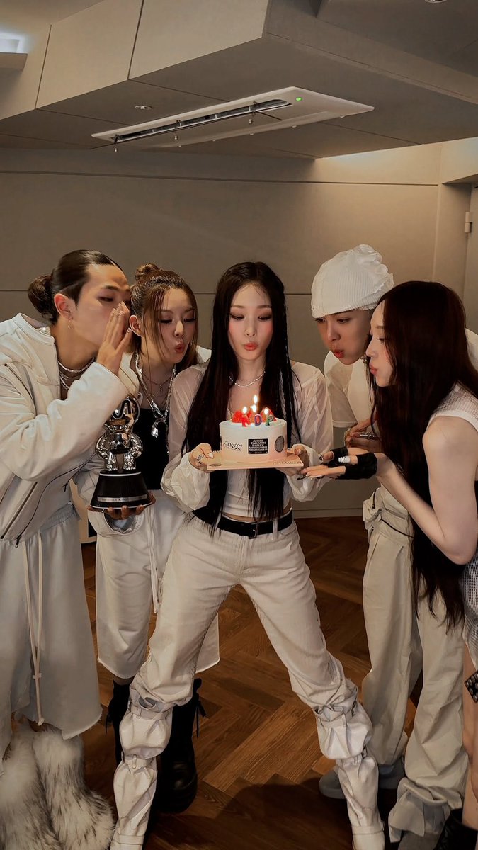 adprojectpics's tweet photo. ADP staffs gave them cake for FAMOUS 1st win https://t.co/BL1tcq8zxn