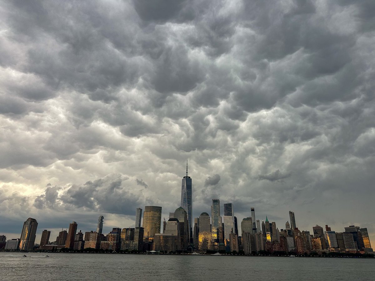 Ham_BklynWx's tweet image. Mammatus clouds absolutely stole the show over the Manhattan skyline this beautiful Thursday evening 🏙️
#NYwx #nyc