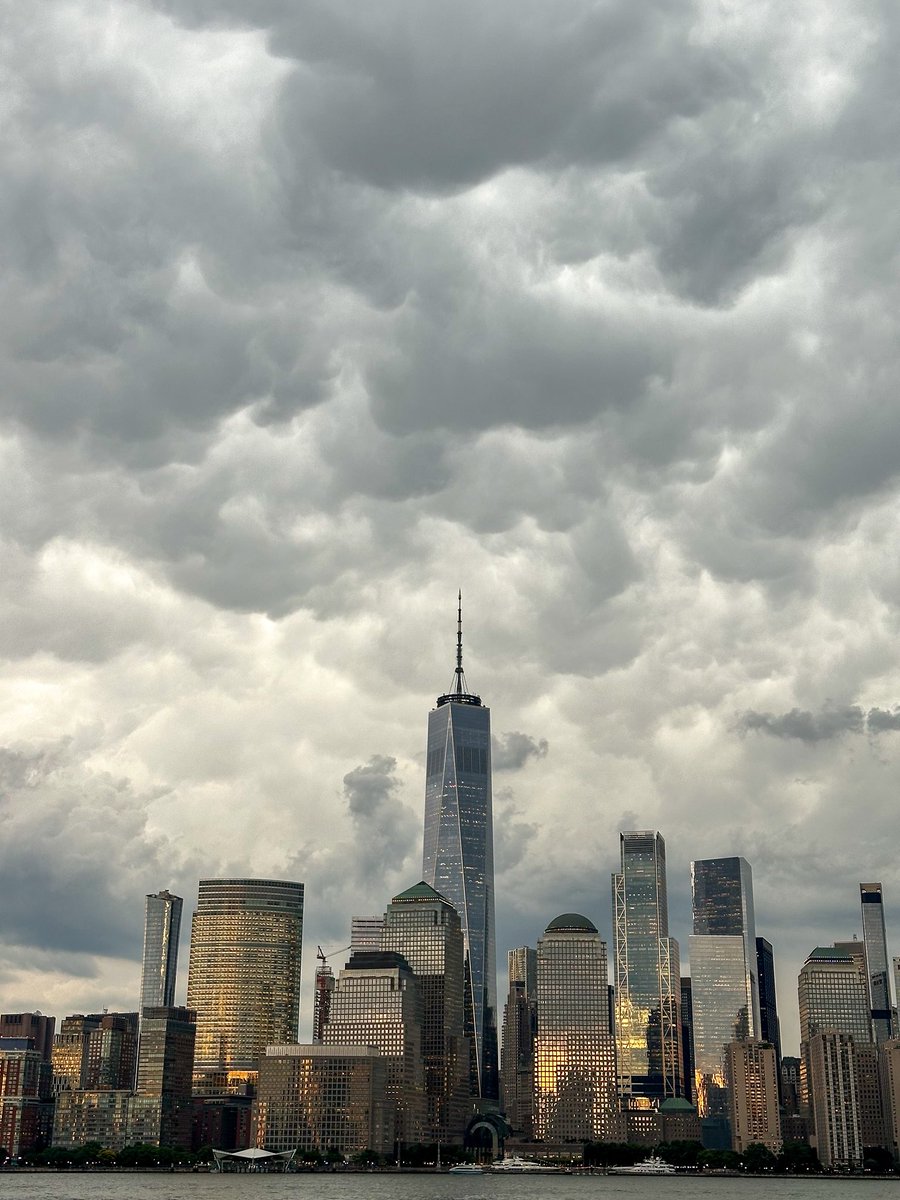 Ham_BklynWx's tweet image. Mammatus clouds absolutely stole the show over the Manhattan skyline this beautiful Thursday evening 🏙️
#NYwx #nyc