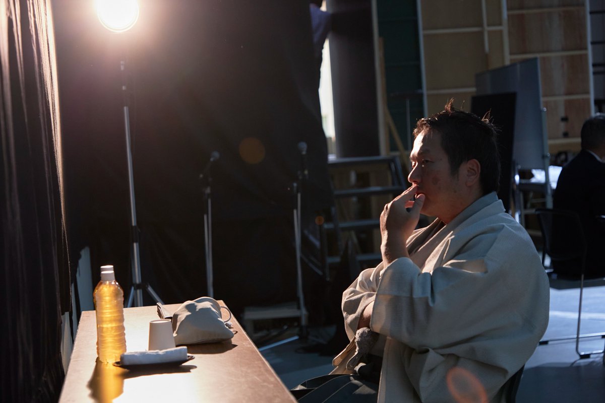 jt_shogi's tweet image. みんな大好き『舞台裏』シリーズ、第二弾は…
#JTプロ公式戦 一回戦第二局東北大会より #丸山忠久 九段と #山崎隆之 九段です✨
会場設備等の都合上、大会毎に雰囲気が違うのにお気づきでしょうか🧐
(開場前にスタッフがライトの位置を調整していることは内緒です…)…
