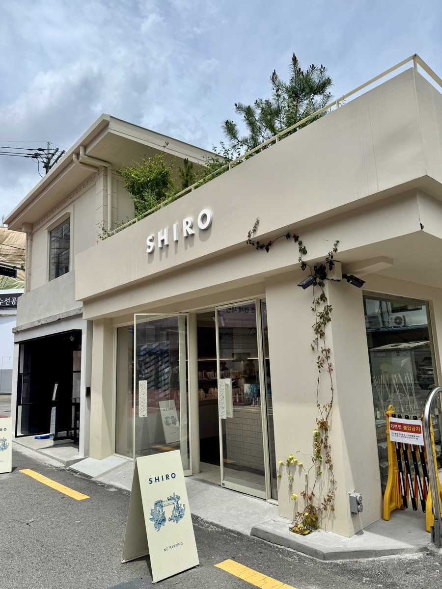16kongkong21's tweet image. ソウルで絶対行きたかったSHIROソンス🤍
北海道とソンスだけでできるオリジナルフレグランスミスト作りずっとやりたくて🥹🌱
平日の昼間に行ってほぼ待たずにすぐできたよ🌟
韓国限定のスズラン（은방울꽃）の香りもゲット🩷
ソンス駅3番出口から徒歩5分くらい！
ミスト作りは7万ウォンでした🌿