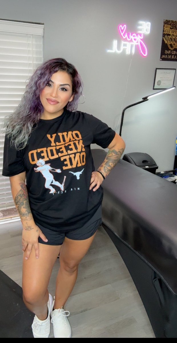 Kourt1432's tweet photo. Love my @TexasSoftball @miakscottt shirt ‘She only needed one ☝🏽 ‘ IYKYK 🥎 🤟 🧡 https://t.co/hGKOd5MYPB