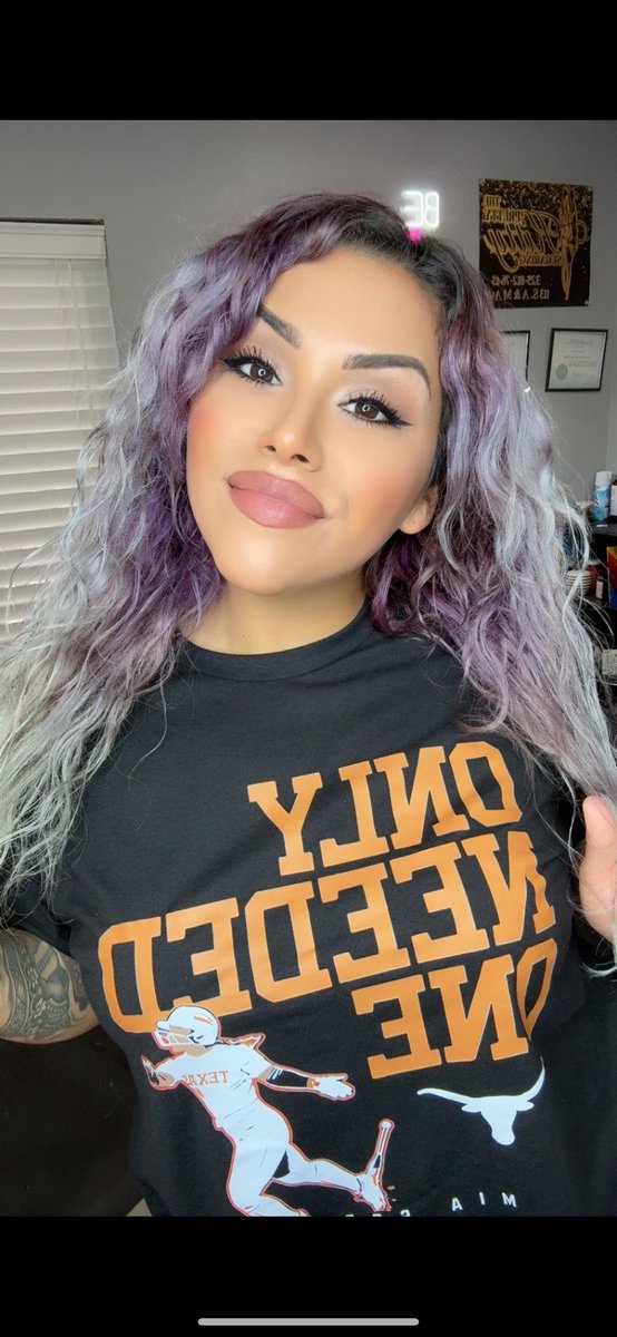 Kourt1432's tweet photo. Love my @TexasSoftball @miakscottt shirt ‘She only needed one ☝🏽 ‘ IYKYK 🥎 🤟 🧡 https://t.co/hGKOd5MYPB