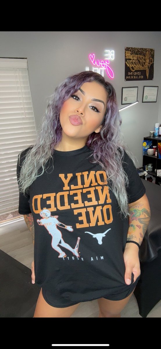 Kourt1432's tweet photo. Love my @TexasSoftball @miakscottt shirt ‘She only needed one ☝🏽 ‘ IYKYK 🥎 🤟 🧡 https://t.co/hGKOd5MYPB
