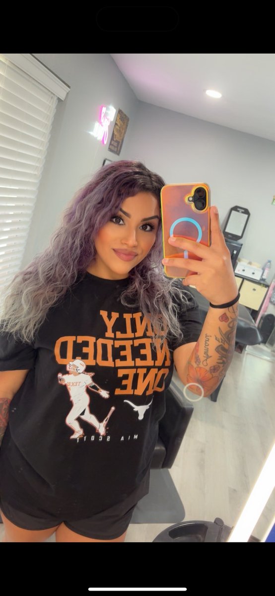 Kourt1432's tweet photo. Love my @TexasSoftball @miakscottt shirt ‘She only needed one ☝🏽 ‘ IYKYK 🥎 🤟 🧡 https://t.co/hGKOd5MYPB