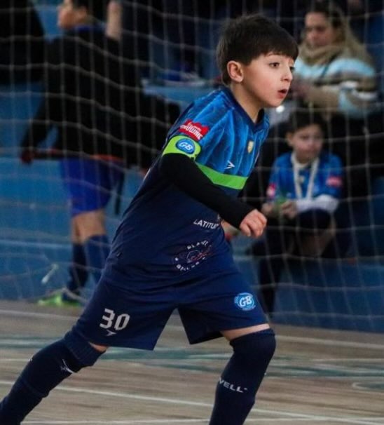 LemeJiK's tweet image. Esse menino da foto se chama Joaquim Simch, ele tinha 9 anos.
Assim como o caso Carlinhos, morreu por negligência médica.
O caso, ocorrido em Rio Grande/RS, sofre com o silêncio da mídia e está sendo abafado nas redes sociais.
Segue o 🧶 que eu explico o caso 👇