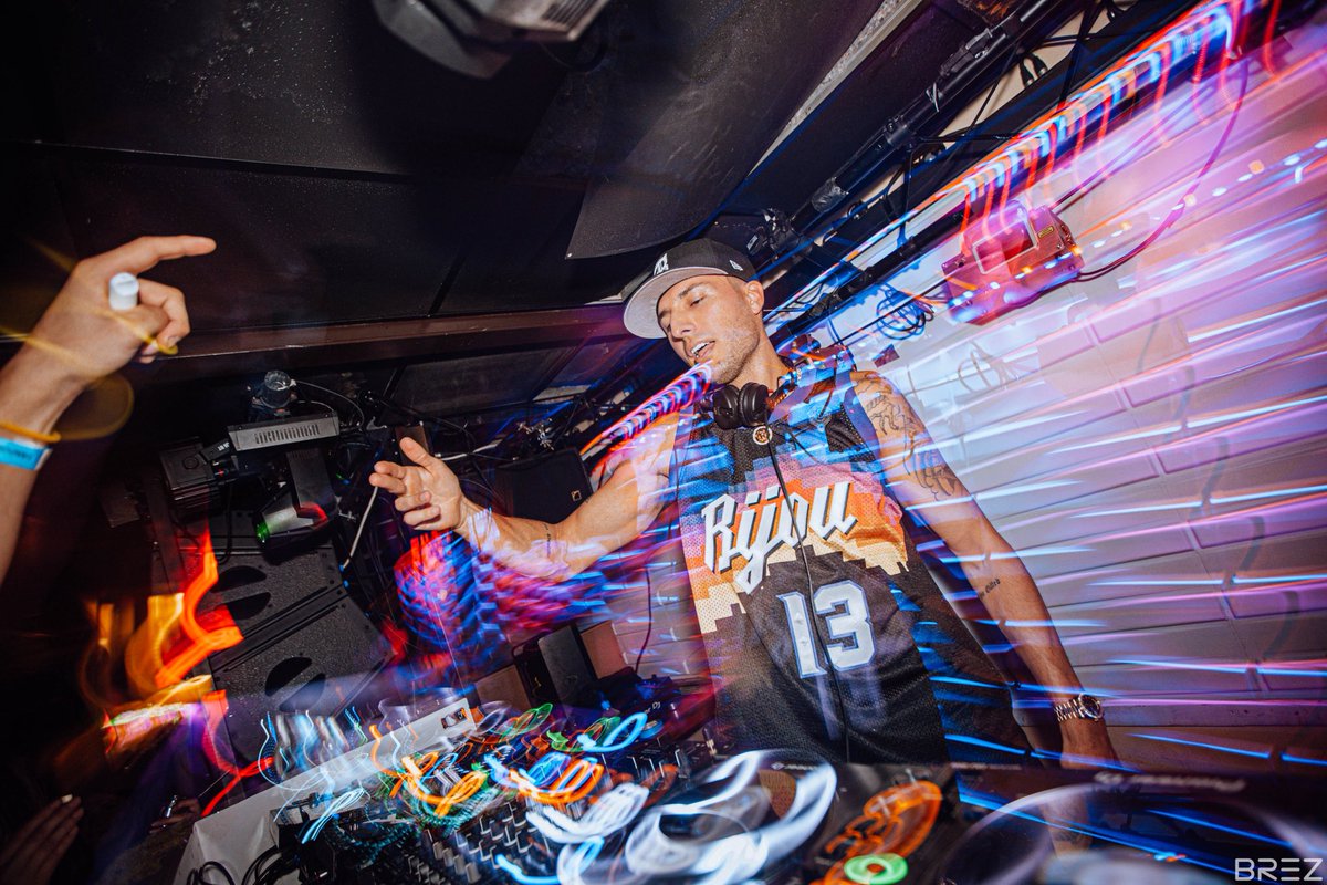 SIMshows's tweet image. BIJOU #throwbaxk from his first time in #mpls at REV Nightclub 🔥 Dude makes fire tracks and throws down fire sets! Can’t wait to have him back at Crave Rooftop on Aug. 9th!

Tix on sale now - SIMshows.com