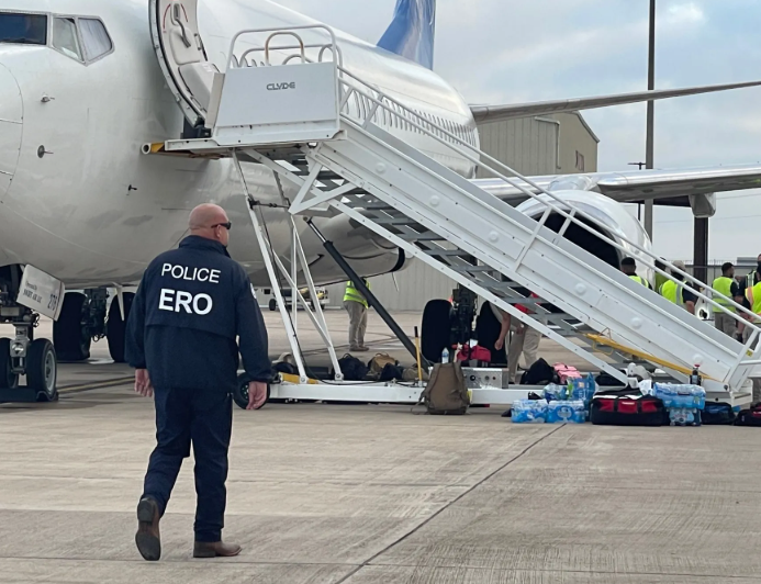 Austria właśnie została pierwszym krajem w UE, który deportował Syryjczyka do jego kraju, od czasu wybuchu wojny domowej w Syrii.

Minister spraw wewnętrznych Gerhard Karner powiedział, że Syryjczyk został skazany w 2018 r., na siedem lat więzienia (nie ujawniono, za co) i