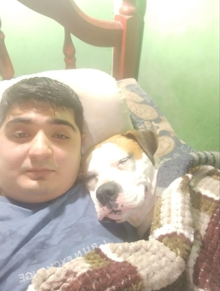 estaba re mal pq no llegaba a estudiar todo para rendir unos finales y en mi momento de locura dije ya fue y q hice? me tome un colectivo para mi pueblo donde me esperaban mis viejos con asado y ahora voy a dormir asi abrazada a mi perra, de la nada amo la vida