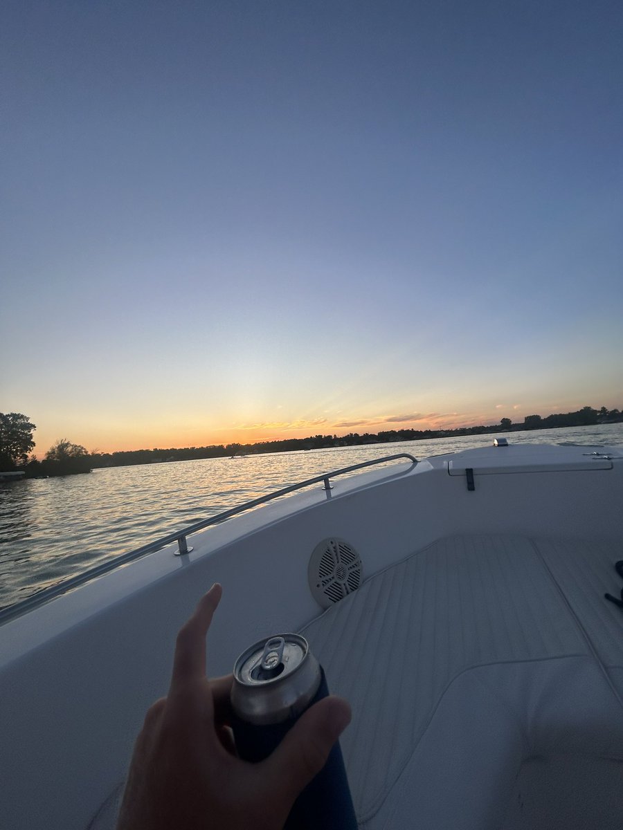 GordonSpliff's tweet image. Yes, center console on a Midwest lake #LANK