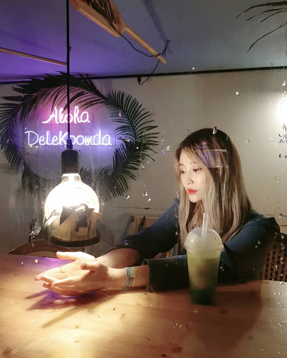 Cute_Anso's tweet photo. 오늘부로 안소현에 대한 마음 접습니다. 그 다음에 끝선에 맞추어 반 접습니다. 뒤로 돌려 양쪽 모두 펼칩니다 끝부분을 살짝 접 고 중심선에 맞춰 위로 올려 접은 뒤 뒤집으면 그를 위한 단 하나뿐인 예쁜 하트 접기 완성❤️💖💗💓💝💘 https://t.co/9eLBxp30y0