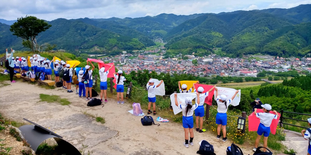 gassan_todajyo's tweet image. 広瀬小学校3年生と本丸まで登りました。七曲りを登った所で、学校に向って手作りの旗で到着を知らせると、校庭の校長先生が赤い旗を振って応じてくださいました。大きな声で叫びましたが、さすがにそれは届きませんでした。元気な子どもたちです。