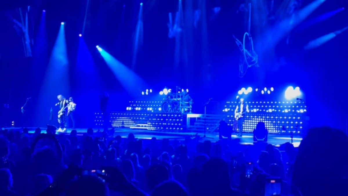 dltourhistory's tweet photo. Def Leppard News - #DefLeppard - Uncasville, CT 3rd Jul 2025 🇺🇸

#LiveUpdates - The show is on. Love Bites 📸

#setlist #uncasville #joeelliott
https://t.co/xjzM9BsiIl https://t.co/MLjsdluORX