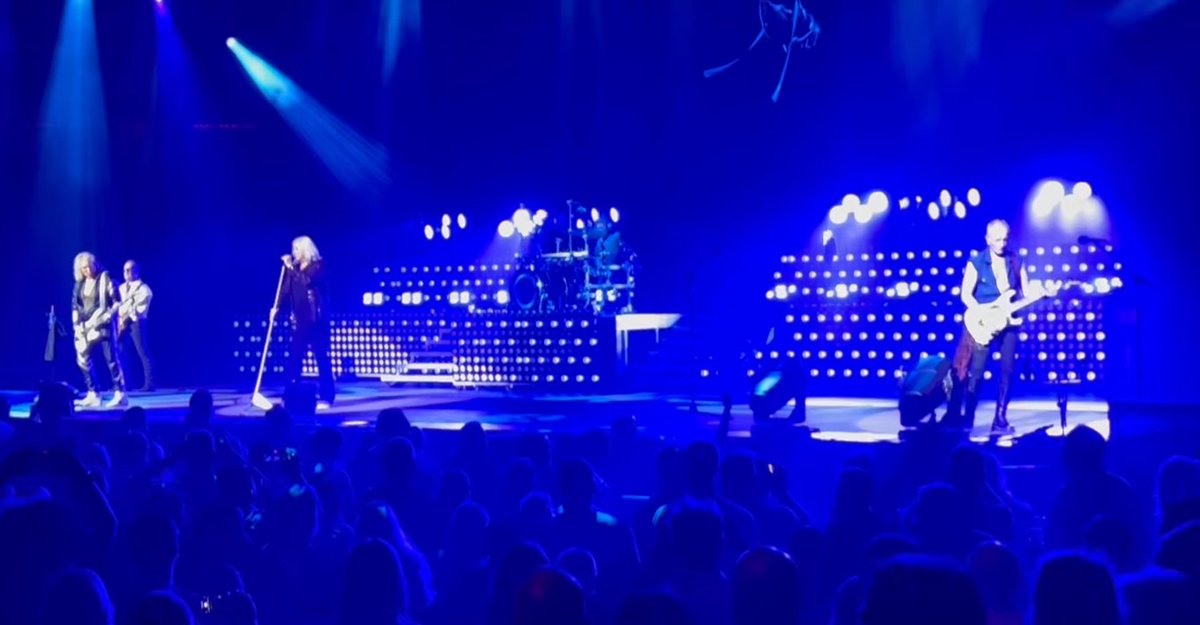 dltourhistory's tweet photo. Def Leppard News - #DefLeppard - Uncasville, CT 3rd Jul 2025 🇺🇸

#LiveUpdates - The show is on. Love Bites 📸

#setlist #uncasville #joeelliott
https://t.co/xjzM9BsiIl https://t.co/MLjsdluORX