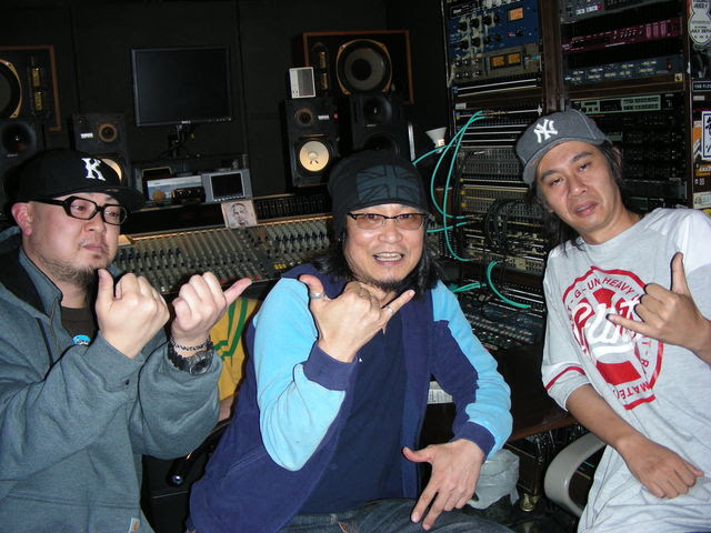 ortegadc's tweet photo. その後ラップロボットで渡辺英樹さん(C-C-B)さん曲のレコーディング時にはわざわざ呼んでくれたりもした。そもそも中野さんとの共通の趣味がC-C-Bだったので、すごいこともあるもんだなと感動した。あと、mixiのメッセージ経由でオファーしたという話を聞いてすげえなと思った。

とりあえずこの時はヒデキさんにめちゃくちゃいろいろな話を聞けて超楽しかったのと、中野さんが送ったリフというかフレーズをちゃんと膨らませて持ってきてくれたことに感動した。ちなみに写真左はKIKKOMANさん。