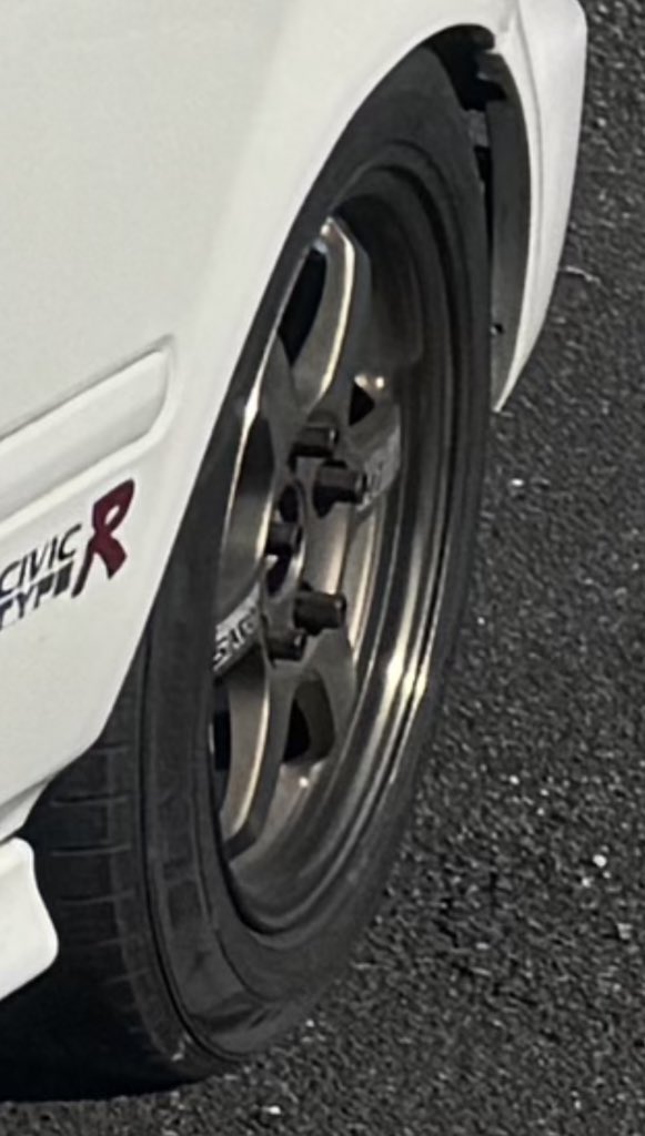 Usui_EF8HA11S's tweet photo. 自動車部品買い取りなどのお店の方、もしかしたら盗難されたこちらのホイールが入ってくるかもしれません。
何か情報ありましたら一報いただけると助かります。 https://t.co/cRk2S5EJIV