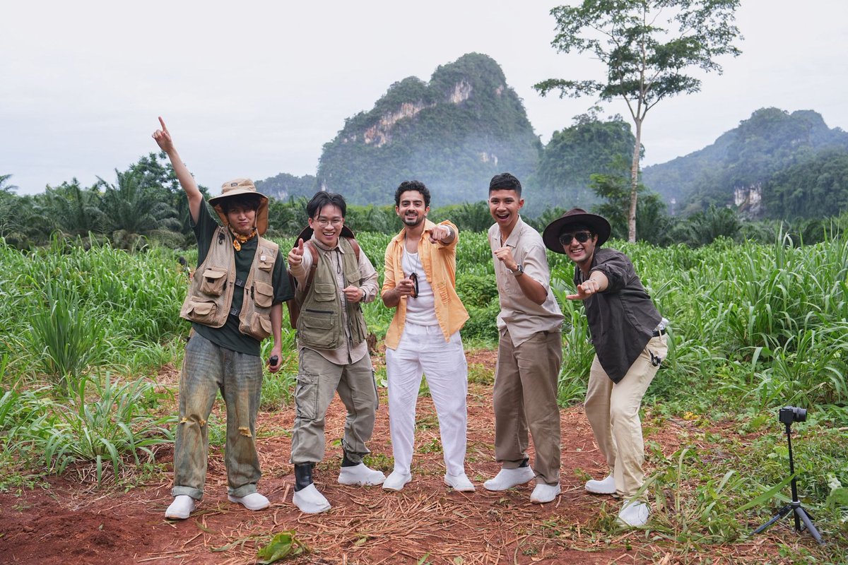พวกเรารู้สึกเป็นเกียรติอย่างมากที่ได้เป็นส่วนหนึ่งของการเปิดตัวภาพยนตร์ #JurassicWorldRebirth 
ขอบคุณ Universal Pictures International  และ United International Pictures Thailand  ที่ให้โอกาสอันยิ่งใหญ่นี้แก่พวกเราครับ 

Jurassic World Rebith เข้าฉายแล้ววันนี้!