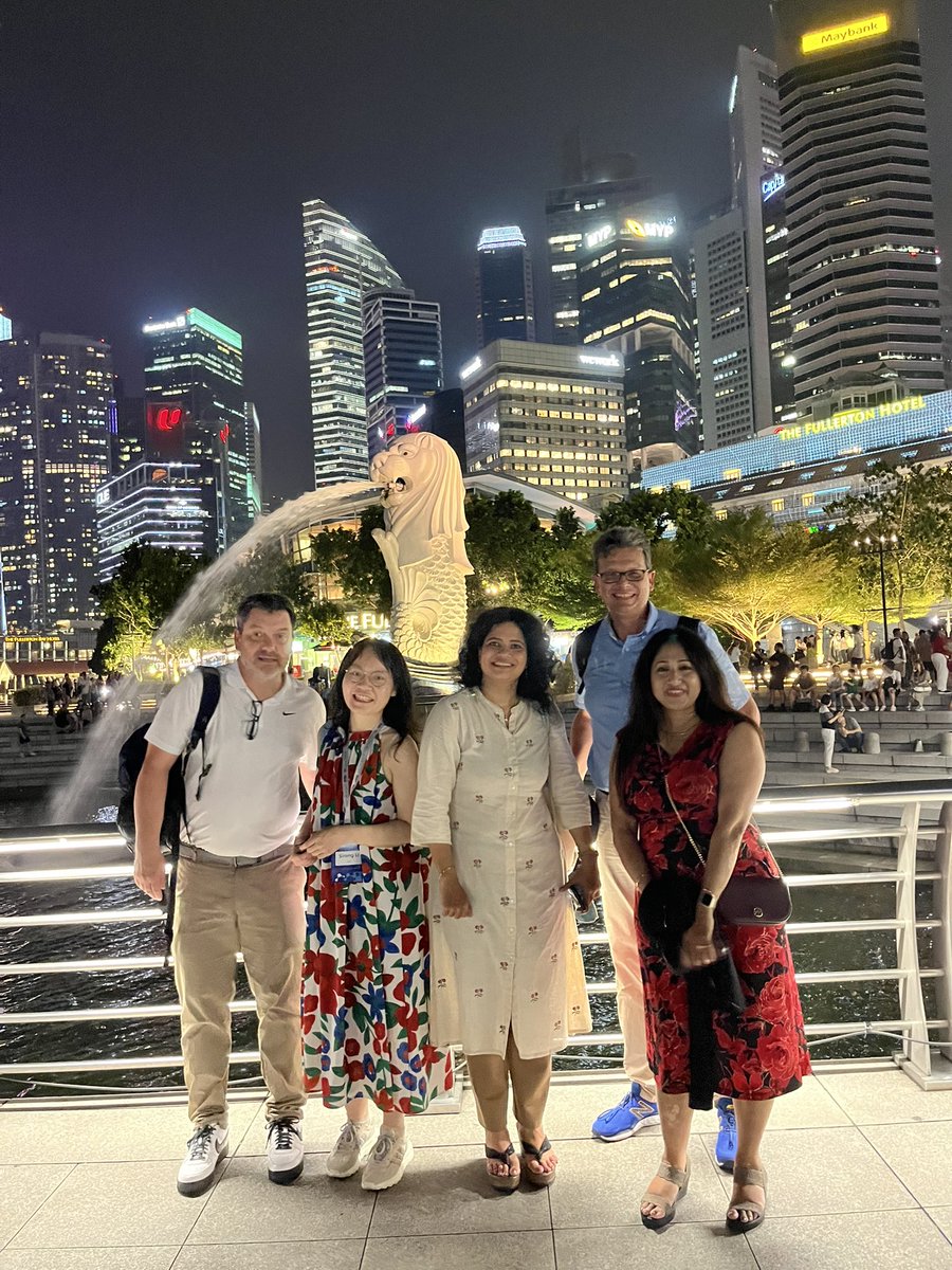 Night walk at the @Marina Bay Area enjoying the lights, the very warm temperatures and digesting the fantastic dinner in #Singapore