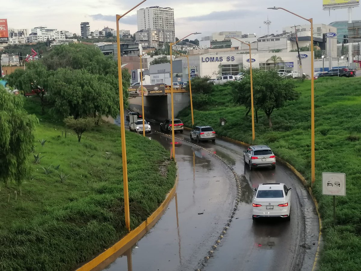 🟡⚫️#ReporteVial #lluvia 🌧

#Actualización 

✅️ Se abre al paso de vehículos el desnivel de glorieta Real Inn 

⛔️ Río Españita continúa cerrado

Prevalece condiciones de pavimento mojado en principales avenidas, circula con precaución.