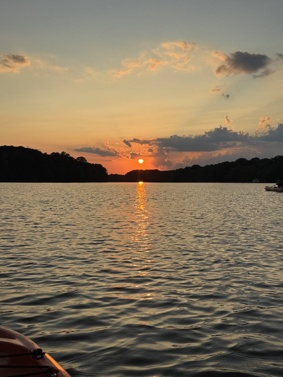 cj_bookums's tweet image. leading a kayak tour at work did in fact ease everything