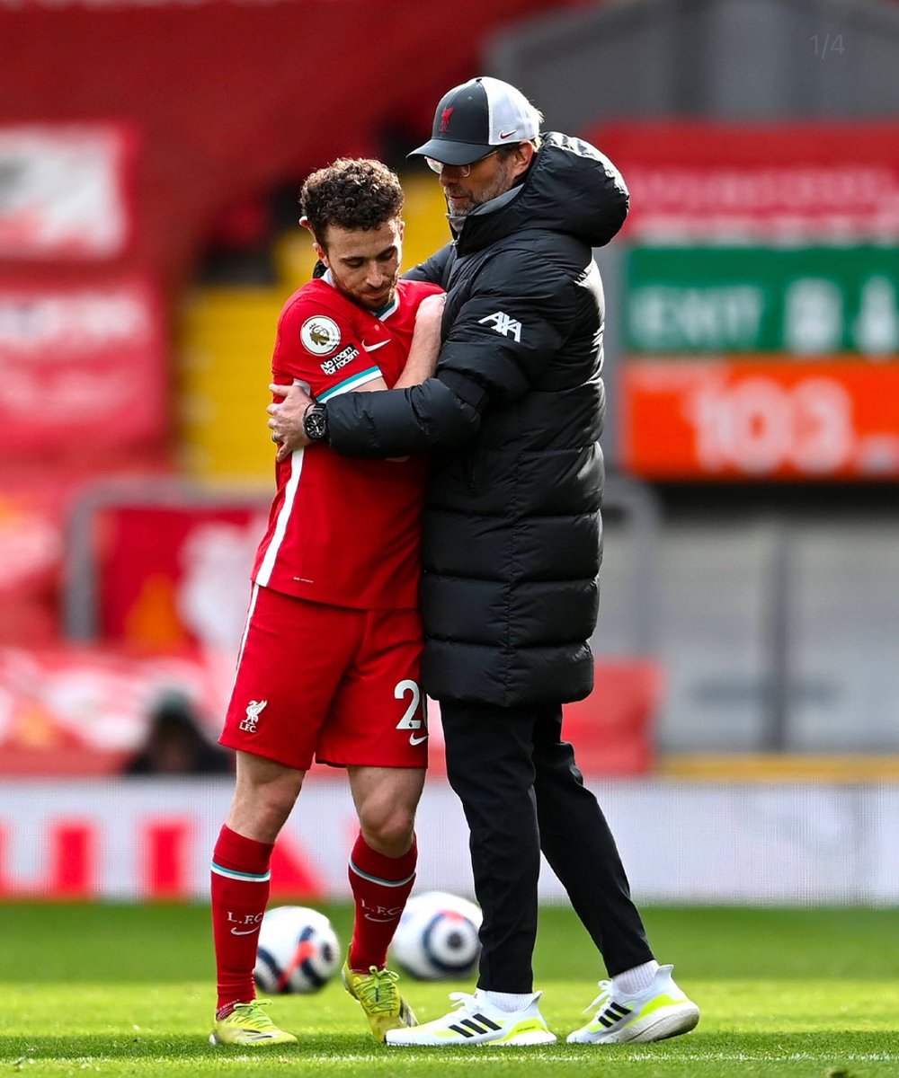 idextratime's tweet photo. Pernyataan Jurgen Klopp, pelatih yang mendatangkan Diogo Jota ke Anfield. 

🗣️“Inilah saat di mana aku merasa sangat terpukul! Pasti ada tujuan yang lebih besar! Tapi aku tidak bisa melihatnya! Hatiku hancur mendengar kabar meninggalnya Diogo dan saudaranya, André."

🗣️“Diogo bukan hanya pemain yang luar biasa, tapi juga teman yang hebat, suami dan ayah yang penuh kasih dan perhatian! Kami akan sangat merindukanmu!"

🗣️“Segala doa, pikiran, dan kekuatanku untuk Rute, anak-anak, keluarga, teman-teman, dan semua orang yang mencintai mereka! Beristirahatlah dalam damai.” 🕊️❤️