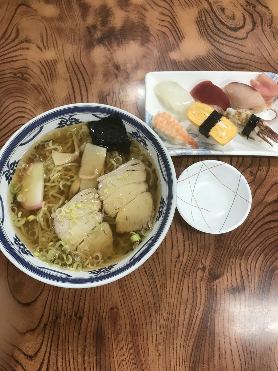 本日のサービス品は、ラーメンと寿司のセット(1000円→880円)です！
 #ランチ  #日替わり定食  #八戸  #八食センター  #勢登鮨  #ラーメン  #寿司  #鮨