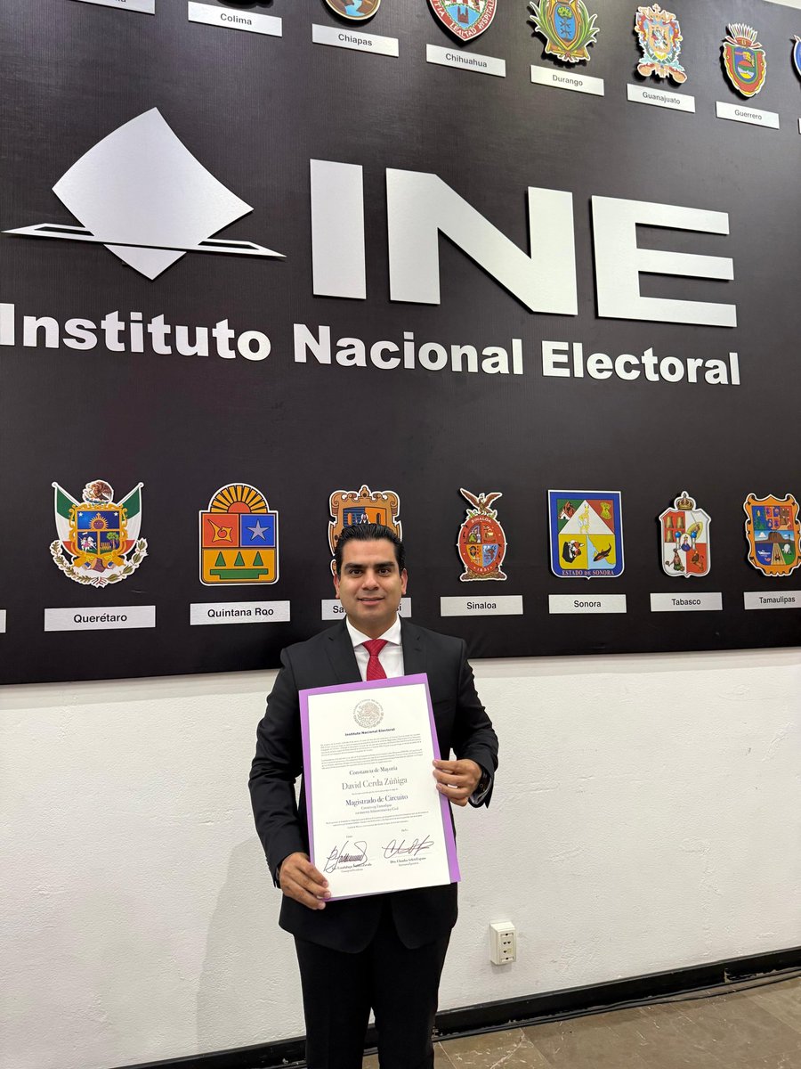 David_Cerda19's tweet photo. Al recibir la Constancia de Mayoría al cargo de Magistrado de Circuito por parte del INE, he tenido presente a cada persona que ha creído en una justicia más cercana y humana. Este logro es de todos.
Sigamos caminando juntos, un nuevo Poder Judicial ha nacido. https://t.co/MNlKRdTfPk