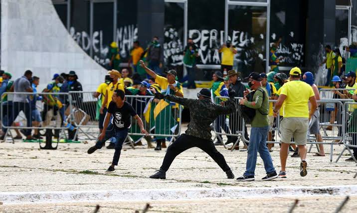 Ei, Jornal Nacional! Essa foto é que mostra um verdadeiro ataque ao Congresso. Nossa mobilização é de defesa contra os ataques deles ao povo! Estamos lutando:

-  Contra o aumento do número de deputados
- Pela aprovação da isenção do IR para quem ganha até R$ 5 mil
- Pelo fim da
