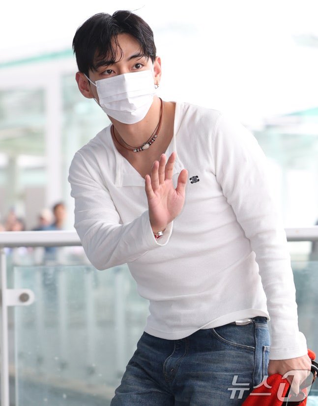 kimjeonayesha's tweet image. KIM TAEHYUNG AT ICN AIRPORT DEPARTURE TO PARIS FOR CELINE SPRING 2026 FASHION SHOW
Tar is spreading his fine shit aura at the whole airport ✨💜 he is so fine in his way
HAVE A SAFE FLIGHT TAEHYUNG
KIM TAEHYUNG IS COMING
CELINE BOY V IS COMING
#TAEHYUNGxCELINE
#CelineBoyV