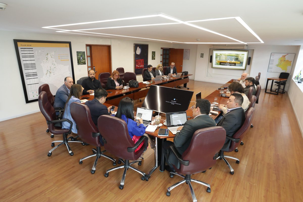 En el Ministerio de Minas y Energía, sostuvimos reunión para tratar la prestación del servicio de energía en el Cesar y continuar con la estructuración del Parque Solar Upar. 

El encuentro nos acompañaron, entre otros, del viceministro de Minas y Energía, Jorge Andrés